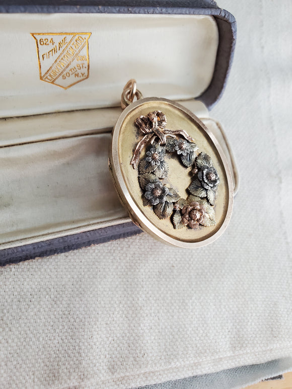 Antique Victorian 15K 15CT Solid Gold Wreath Oval Locket, Ornate Floral Metal Work, Circa 1880s