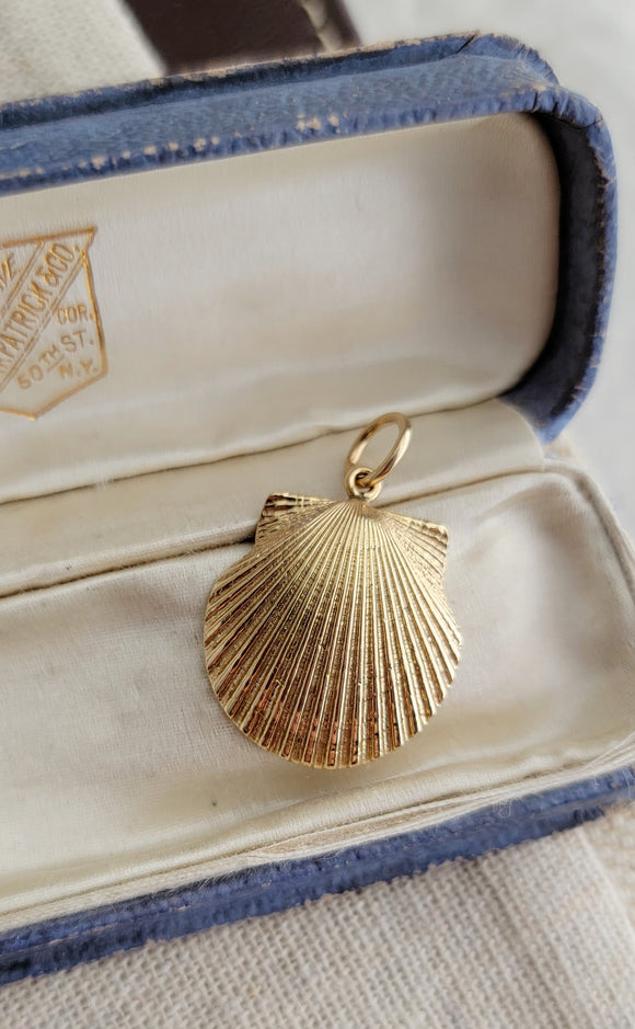 Vintage 14K Gold Sea Shell Pendant, Charm Pendant, Lucky Charm